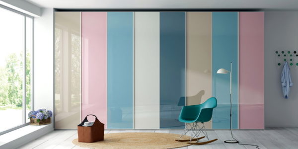 Armario-puertas-abatibles-frentes-cristal-colores by Lagrama en Muebles Antoñán León